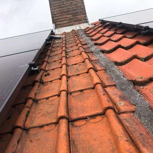 Dakrenovatie van dakpannen inclusief zonnepanelen en schoorsteen Dakrenovatie van dakpannen inclusief zonnepanelen en schoorsteen