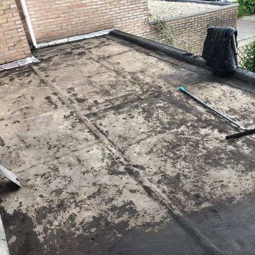 Schoonmaken van een plat dak in Rotterdam Schoonmaken van een plat dak in Rotterdam