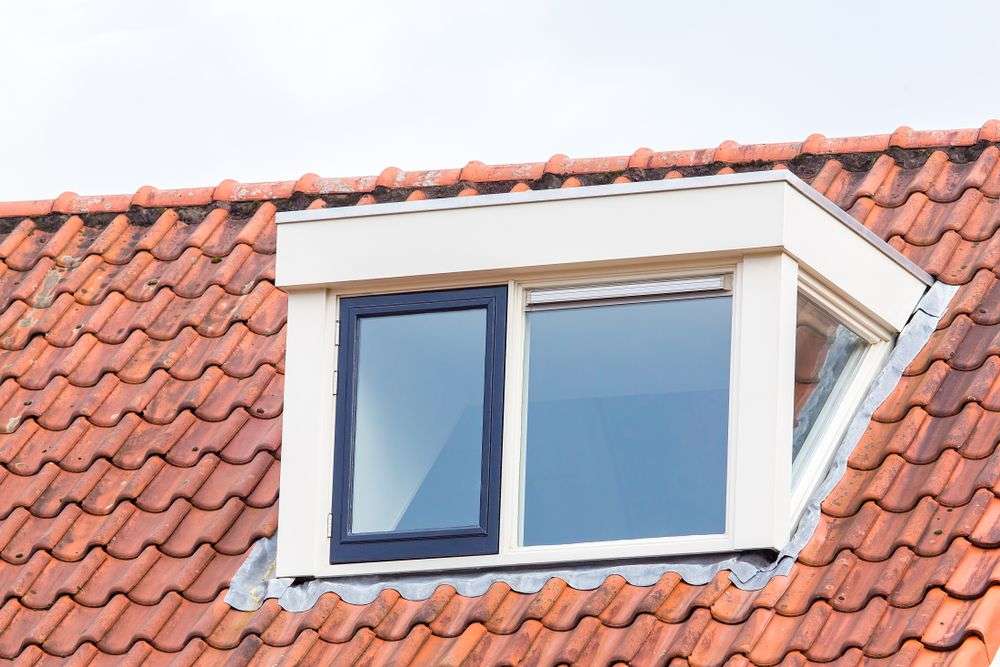 Verouderde loodslabben rondom een dakkapel Verouderde loodslabben rondom een dakkapel