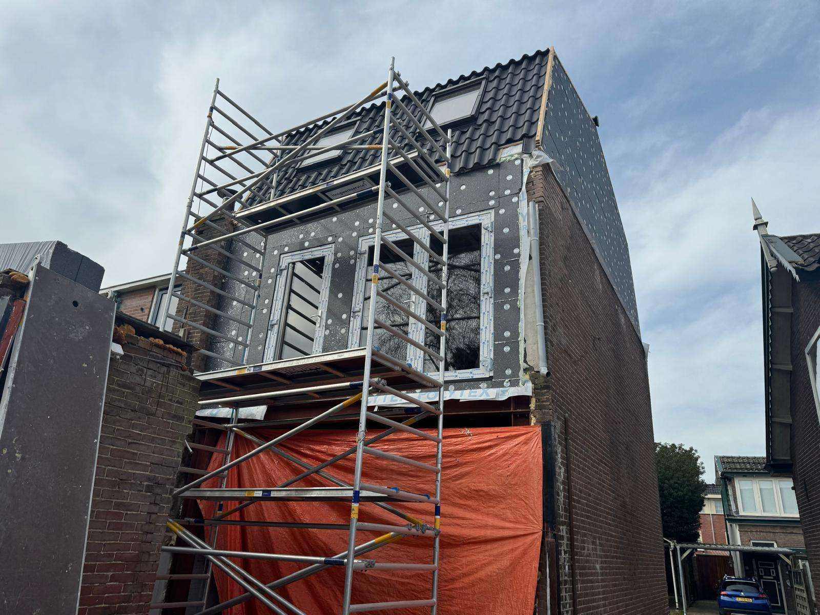 Renovatie van pannendak via een steiger Renovatie van pannendak via een steiger